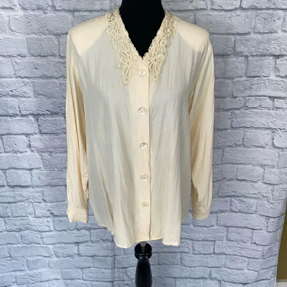Venezia vintage women 14/16 button down yellow blouse with lace collar
